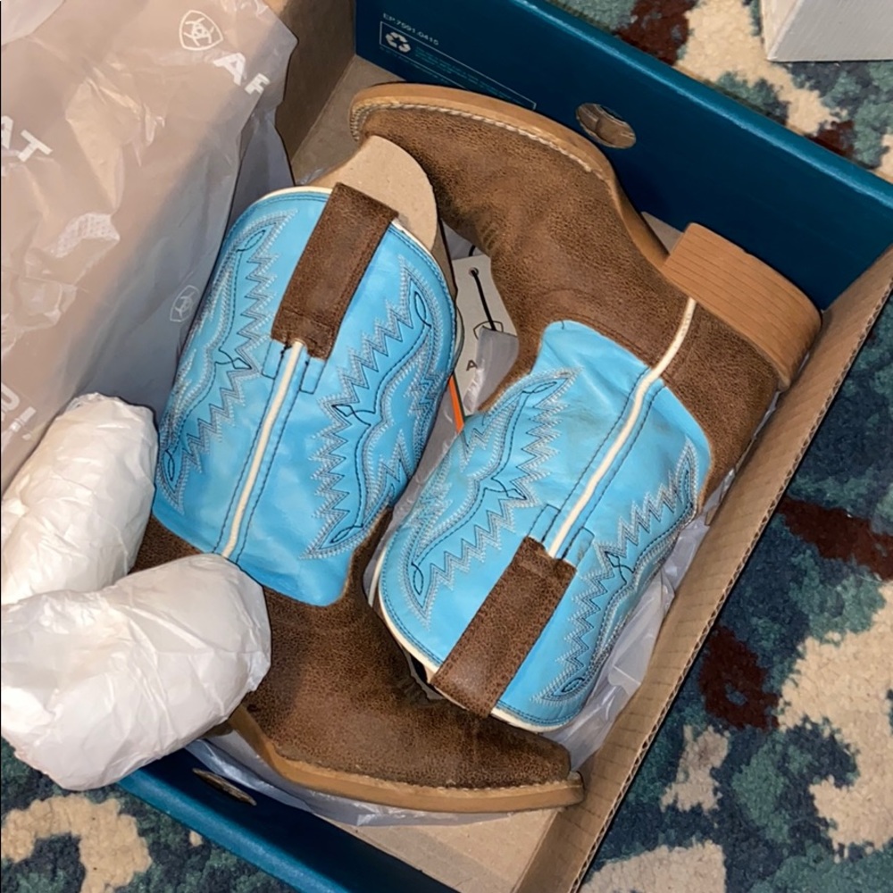 Kids boots size 11